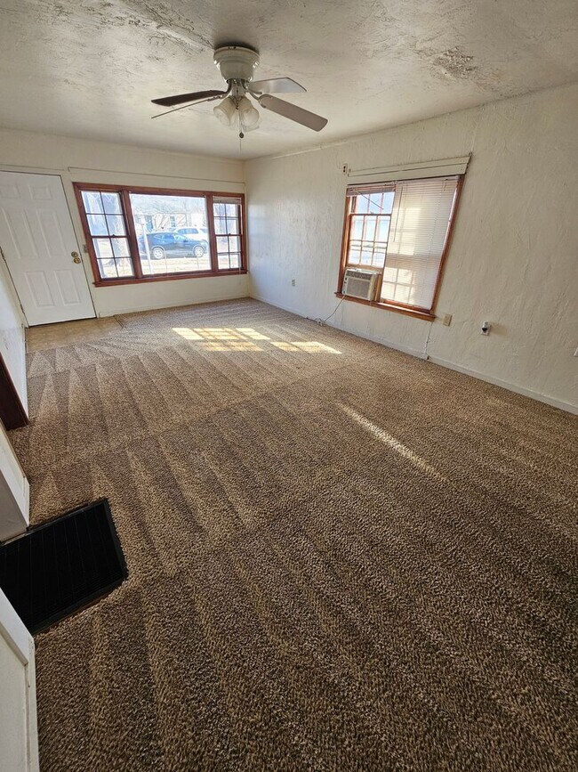 Building Photo - 3 Bed 1 Bath Single Family home with Garage