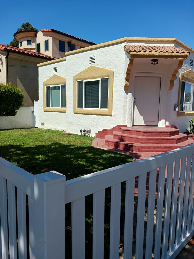 Front entrance - 801 Garnet St