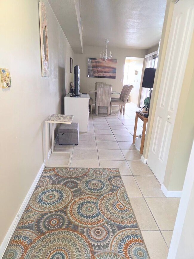 Foto del edificio - Fully furnished Lake View Condo in Gated Community