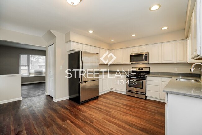 Building Photo - REDUCED! - $500 off first month’s rent if ...