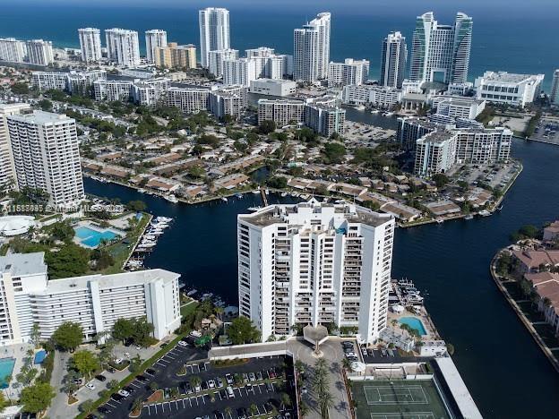 Foto principal - 300 Three Islands Boulevard