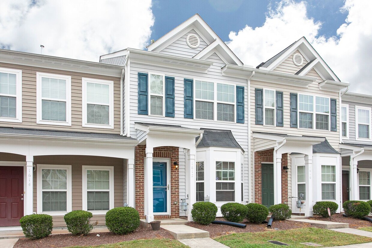 Foto principal - Adorable 2 Bedroom Townhome in Amazing Dur...