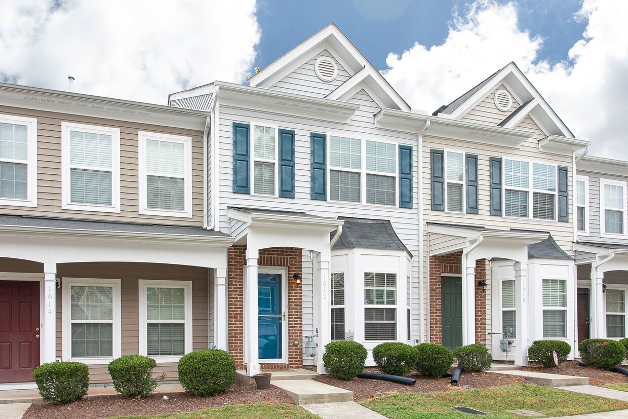 Primary Photo - Adorable 2 Bedroom Townhome in Amazing Dur...