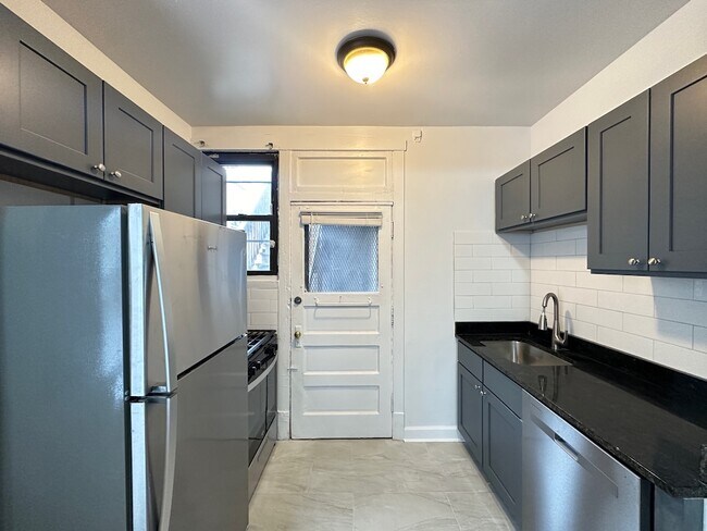 Foto del edificio - 1321.5 W Estes Ave