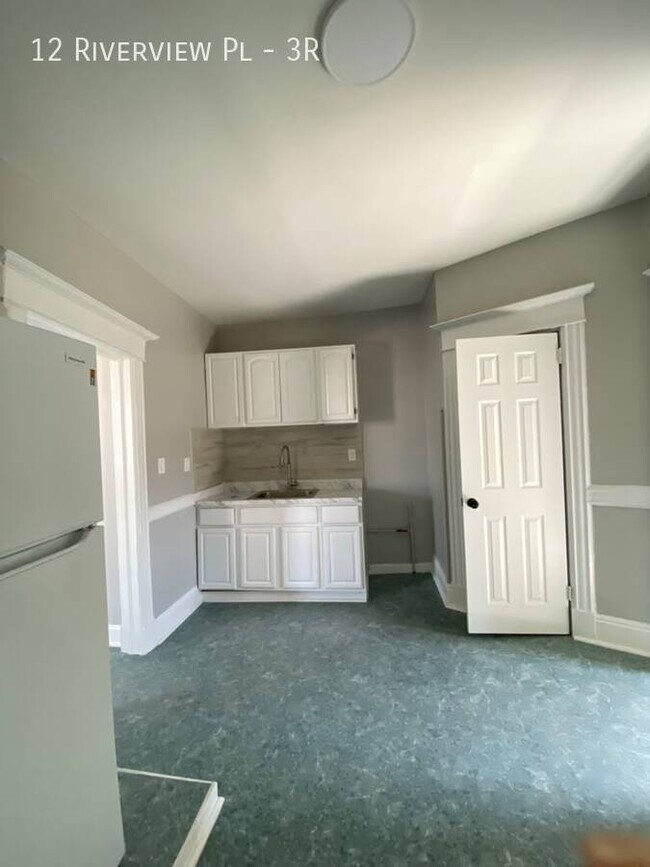 Building Photo - 12 Riverview Pl