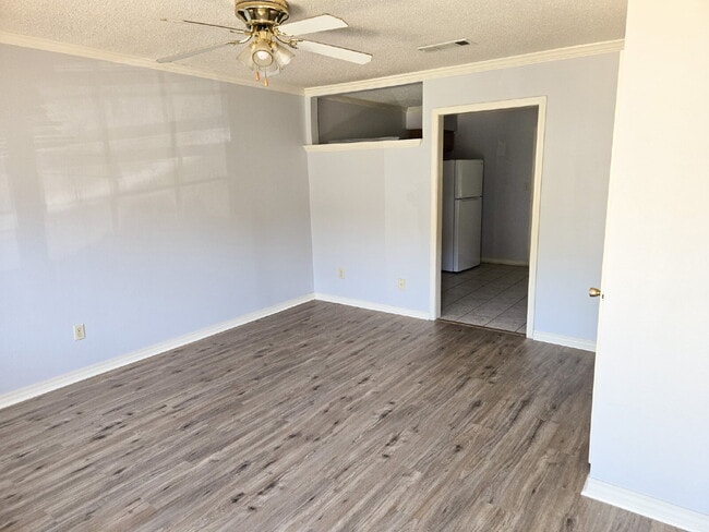 Building Photo - Great location. Centrally located.