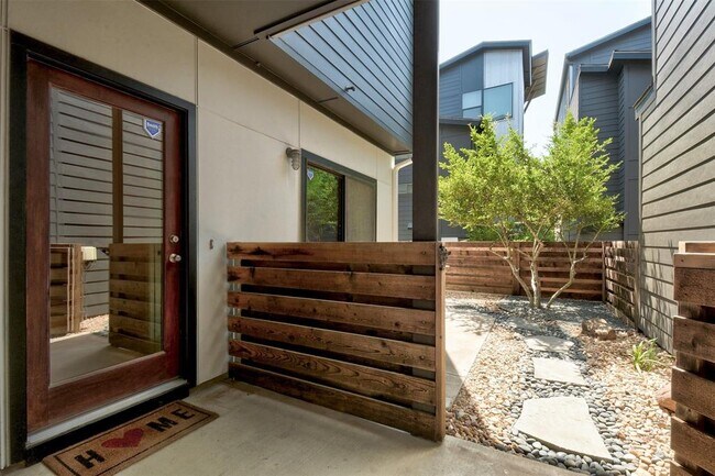 Foto del edificio - 3417 Charlotte Rose Drive