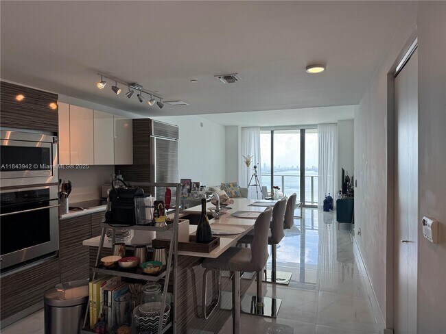 Foto del edificio - 460 NE 28th St