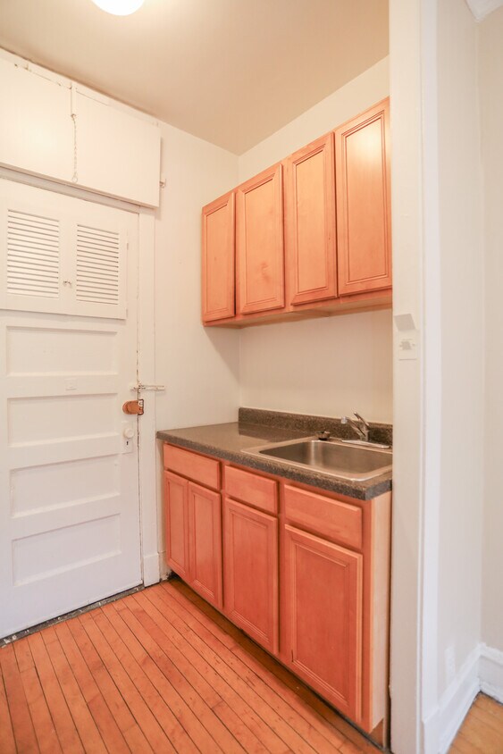 Foto principal - 1361 W Greenleaf Ave