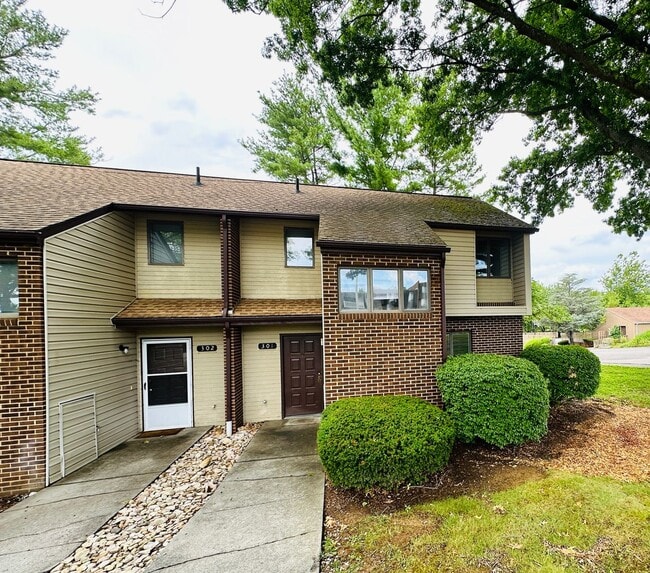 Building Photo - 3 Bedroom 2.5 Bath Townhouse