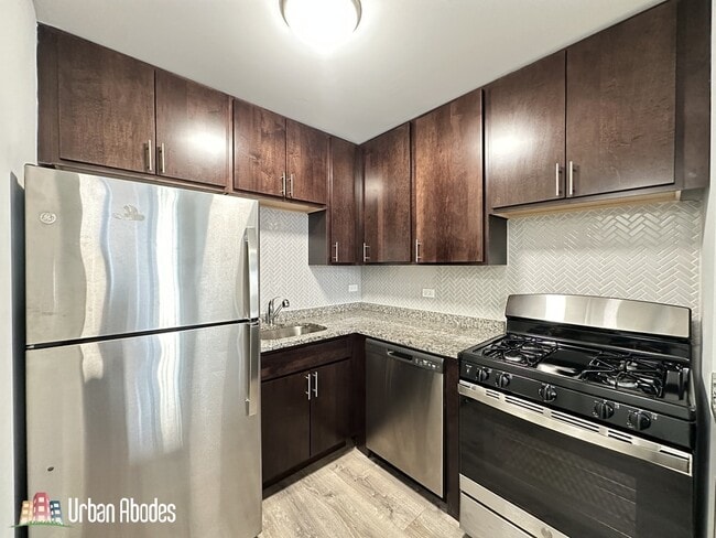 Building Photo - 528 W Surf St