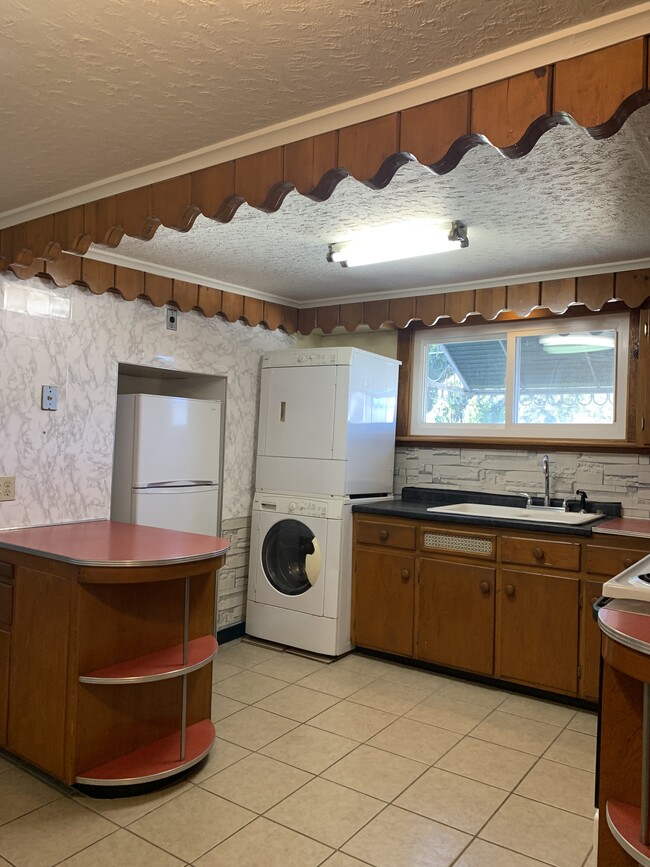 Kitchen Washer/Dryer - 222 W Mary St
