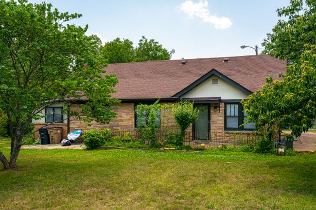 Foto del edificio - 600 Larkin Springs Rd