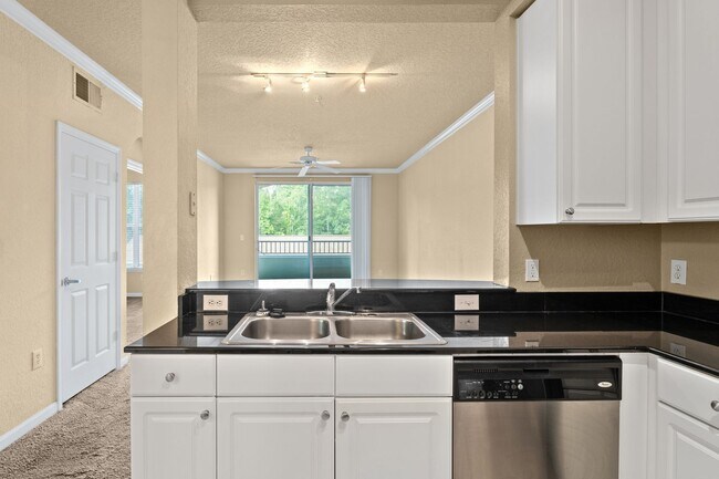 Foto del edificio - Gated Community!