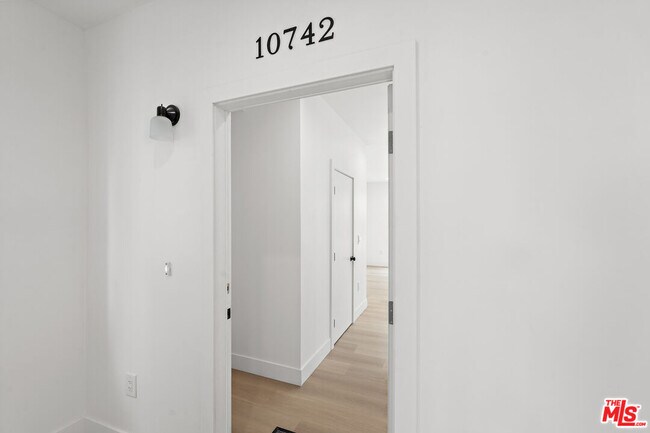 Foto del edificio - 10742 Hortense St