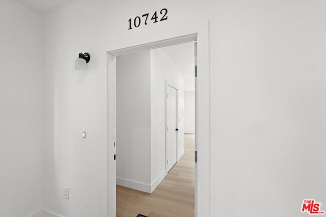 Building Photo - 10742 Hortense St
