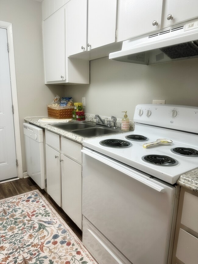 Building Photo - Foxwood Apartment Townhomes