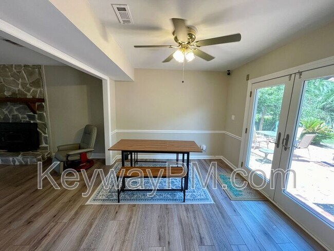 Foto del edificio - 547 Pheasant Run Dr