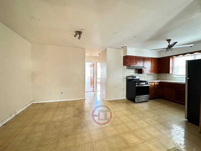 Building Photo - 2887 Roberts Ave