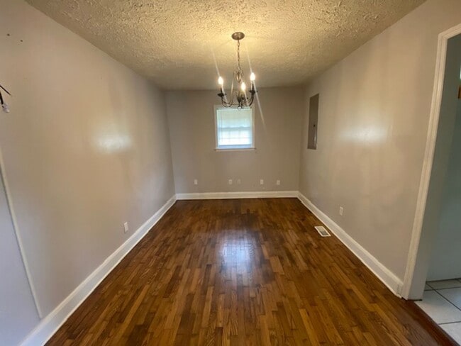 Building Photo - 2 Bedroom 1 Bath House with fenced yard an...