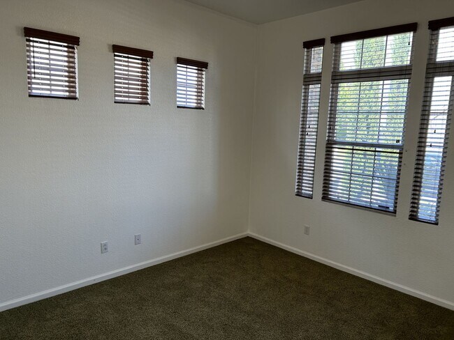 Foto del edificio - Fabulous Well Kept 4 Bedroom, 3.5 Bath, 3230 sq.ft. Home