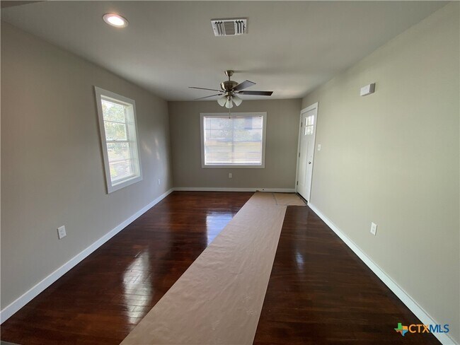 Building Photo - 702 E Stayton Ave