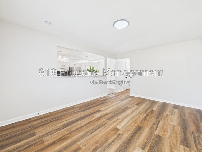 Building Photo - 9109 E 44th St
