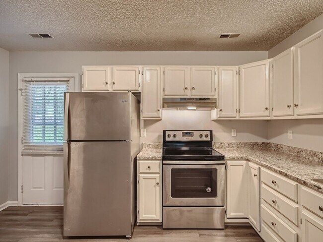 Building Photo - 2 Bedroom Duplex in Concord