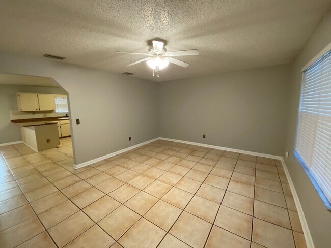 Foto del edificio - 3 Bedroom 2 Bath Home in Edgewater for RENT!
