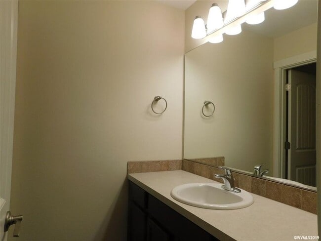 Building Photo - 569