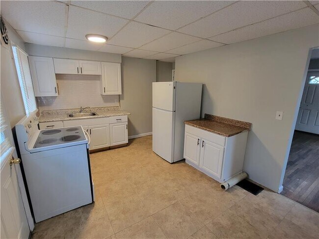 Building Photo - 2985 E Moreland Dr