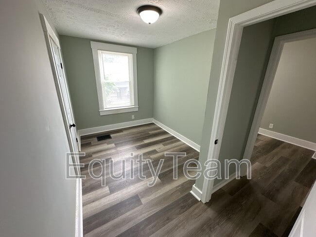 Building Photo - 657 Ross Ave
