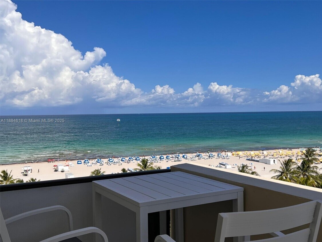 Primary Photo - 1623 Collins Ave
