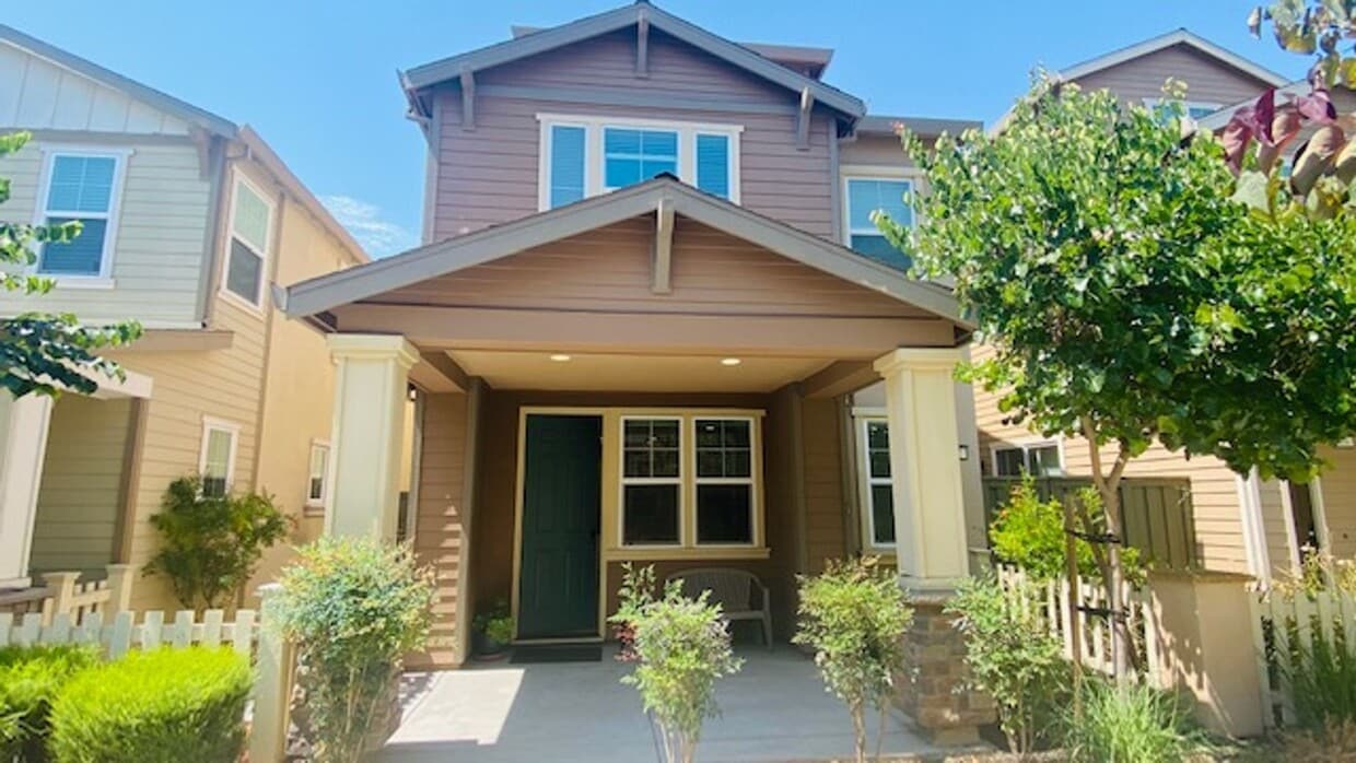 Foto principal - Charming Tri-Level, 3BD/3.5BA + Loft SFR i...