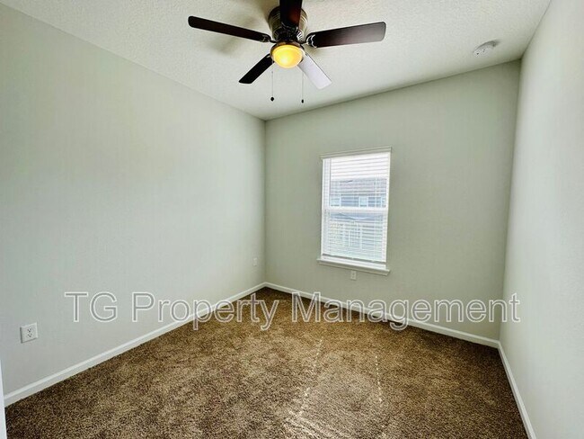 Foto del edificio - 84 Pinebury Ln