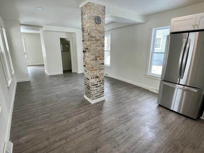 Comedor - N53W37084 Madison St