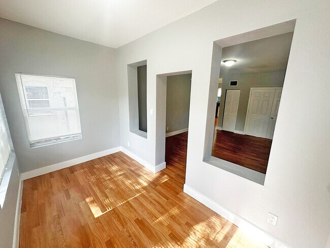 Building Photo - 702 S 17th Ave