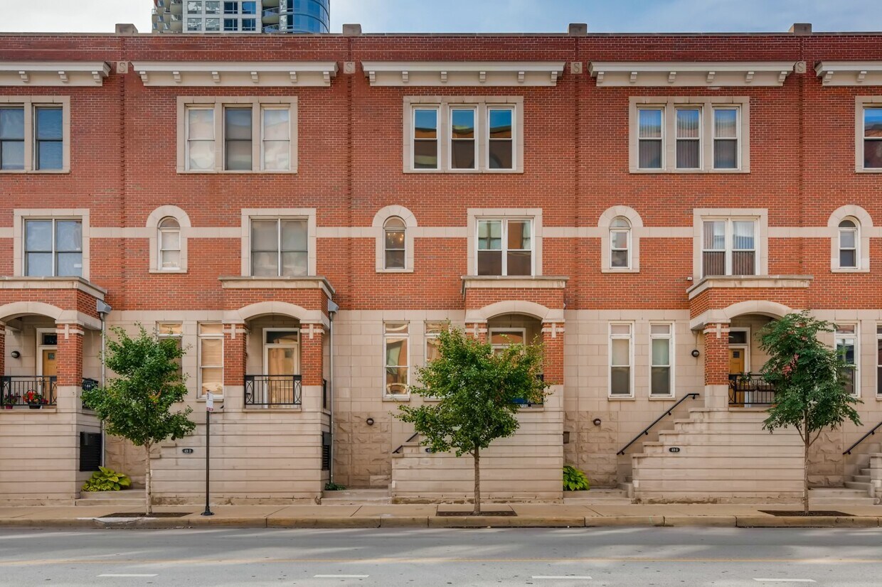 Foto principal - 419 W Grand Ave