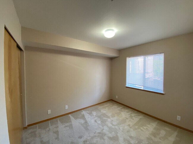 Building Photo - 2715 W Maplewood Ave
