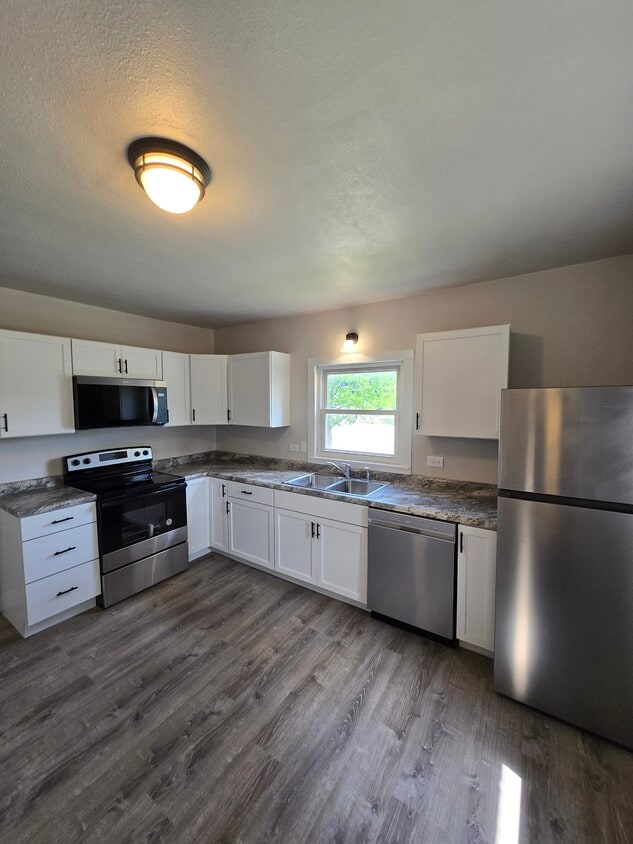 Building Photo - 107 Lakeview Dr