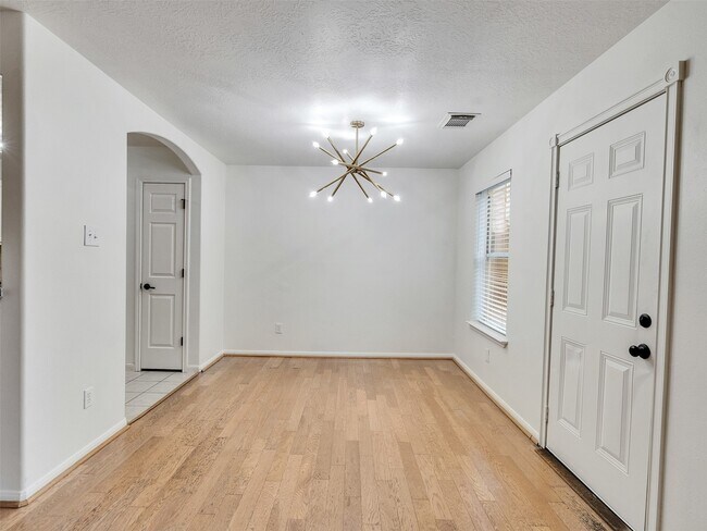 Foto del edificio - 8207 Spring Wind Ln