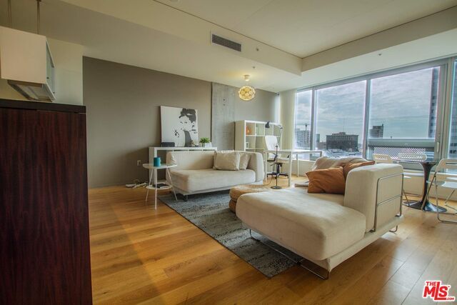 Foto principal - 1155 S Grand Ave