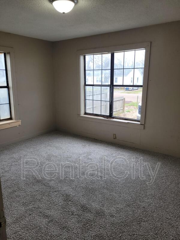 Building Photo - 413 Elm St