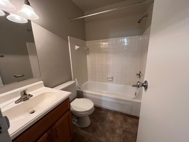 bathroom - Richmond Hills Apartments