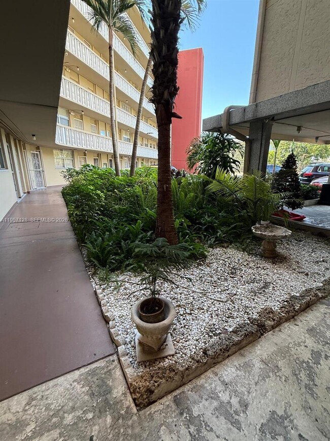 Foto del edificio - 1475 NE 125th Terrace