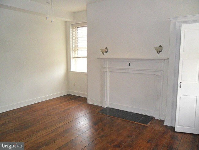 Building Photo - 144 E 3rd St