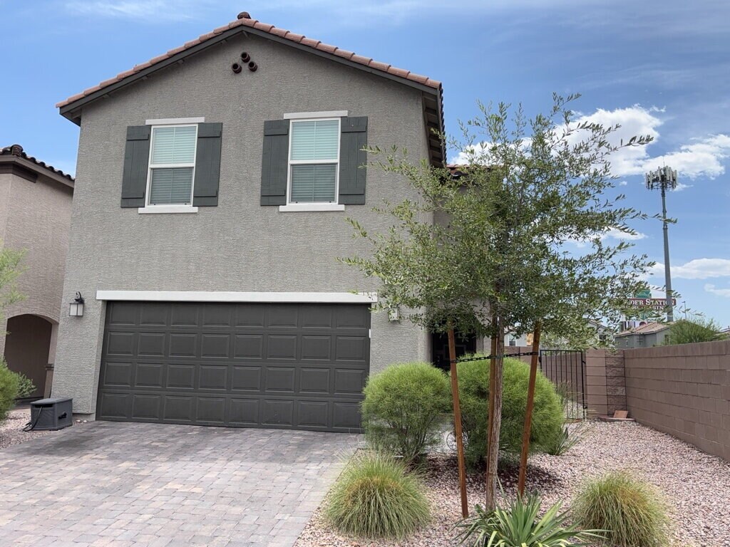 Building Photo - Don't miss out on this beautiful three-bed...