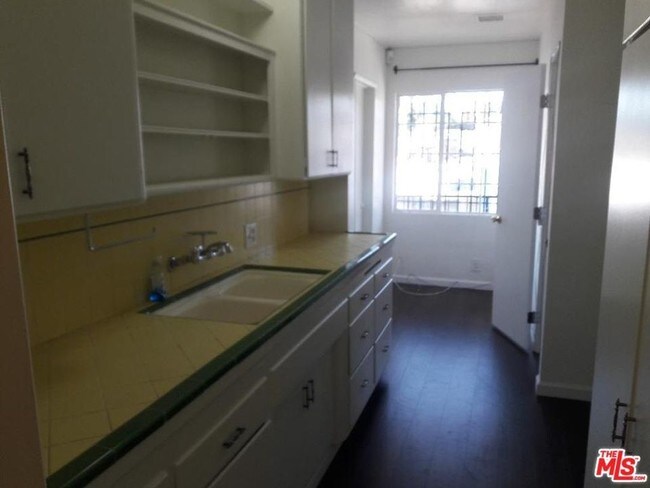 Foto del edificio - 3042 Rowena Ave