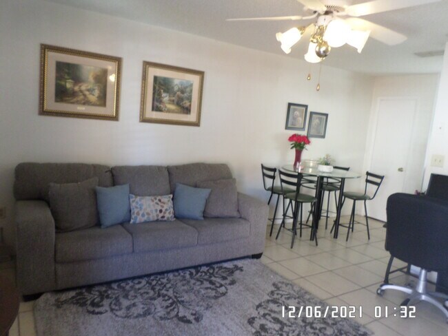 Building Photo - 785 N Lake Howard Dr