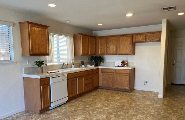 Building Photo - Nice 4 Bedroom Family Home for Rent in Great Rocklin Location
